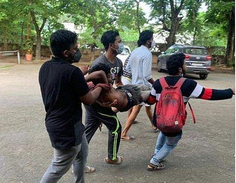 ലാത്തിച്ചാര്‍ജ്ജിനിടെ പരിക്കേറ്റ വിദ്യാര്‍ഥിയെ താങ്ങിയെടുത്ത സഹപ്രവര്‍ത്തകര്‍ ചിത്രം ഫെയ്‌സ്ബുക്ക്‌