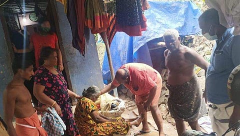 ജീവിതത്തിലേക്ക് തിരിച്ചുകയറിയ രാജമ്മയെ വരാന്തയില്‍ ഇരുത്തി പ്രഥമ ശ്രൂശ്രൂഷ നല്‍കുന്നു, ഫെയ്‌സ്ബുക്ക് ചിത്രം