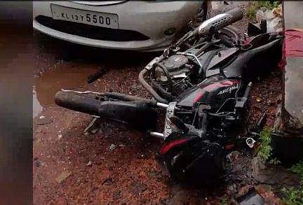 വാഹനാപകടത്തില്‍ മരിച്ച റമീസ് സഞ്ചരിച്ച ബൈക്ക്