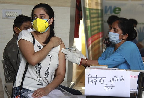 വാക്‌സിന്‍ കുത്തിവെയ്ക്കുന്നു, ഫയല്‍ ചിത്രം