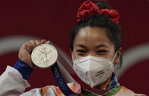 മീരാബായി ചാനു മെഡലുമായി/പിടിഐ