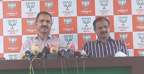 കെ സുരേന്ദ്രന്‍ മാധ്യമങ്ങളോട് സംസാരിക്കുന്നു, സമീപം വി വി രാജേഷ് / ഫെയ്‌സ്ബുക്ക് ലൈവ്‌