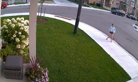 ചെന്നായയില്‍ നിന്ന് ഓടി രക്ഷപ്പെടാന്‍ ശ്രമിക്കുന്ന പെണ്‍കുട്ടി