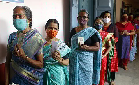 കോഴിക്കട് മടപ്പള്ളി കോളജിലെ പോളിങ് ബൂത്തിൽ വോട്ടു ചെയ്യാനെത്തിയ സ്ത്രീകൾ/ ഫോട്ടോ: ടിപി സൂരജ്/ എക്സ്പ്രസ്