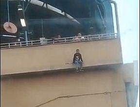 മെട്രോ സ്‌റ്റേഷനില്‍ ആത്മഹത്യാശ്രമം നടത്തുന്ന യുവതി