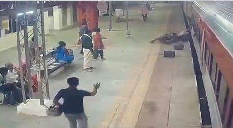ട്രെയിനില്‍ നിന്നും വീണ യുവാവിനെ രക്ഷിക്കുന്ന വീഡിയോ