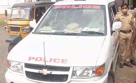 യുവതിയെ ആശുപത്രിയിലെത്തിച്ച പൊലീസ് വാഹനം