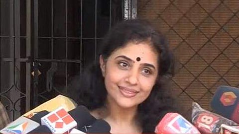 മേതില്‍ ദേവിക മാധ്യമങ്ങളെ കാണുന്നു