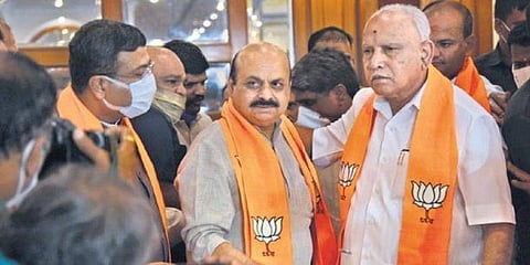 ബസവരാജ് ബൊമ്മെയും ബി എസ് യെഡിയൂരപ്പയും മാധ്യമങ്ങളെ കാണുന്നു/ എക്സ്പ്രസ് ഫോട്ടോ