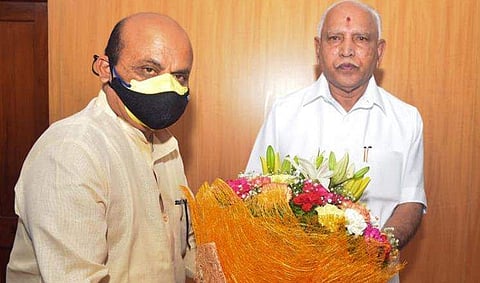 ബസവരാജ് ബൊമ്മെയെ യെഡിയൂരപ്പ അഭിനന്ദിക്കുന്നു / ഫെയ്‌സ്ബുക്ക് ചിത്രം