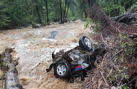 മിന്നല്‍ പ്രളയത്തില്‍ ഒലിച്ചുപോയ കാര്‍/പിടിഐ