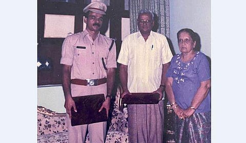 സിരിമാവോ ബന്ധാരനായകയ്ക്കൊപ്പം അന്നത്തെ എഡിജിപി വി കൃഷ്ണമൂർത്തിയും ലേഖകനും