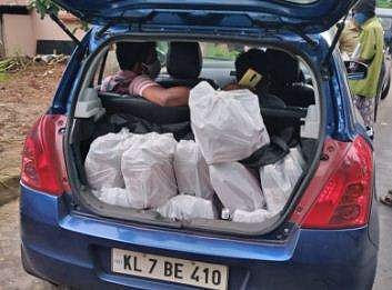 മാഹിയില്‍ നിന്നുള്ള മദ്യം കടത്തുന്നതിനിടെ പിടിയിലായ കാര്‍