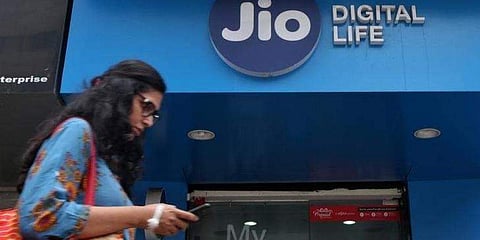 പണമില്ലെങ്കിലും ഇനി റീച്ചാര്‍ജ്ജ് ചെയ്യാം!; അടിയന്തര ഡാറ്റാ വായ്പ്പ അവതരിപ്പിച്ച് റിലയന്‍സ് ജിയോ 