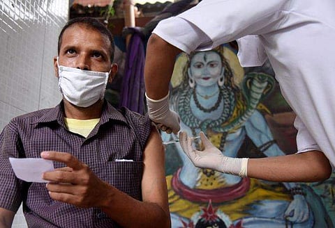 ഗുവഹാത്തിയിലെ വാക്‌സിനേഷന്‍ സെന്ററില്‍ നിന്ന് കുത്തിവയ്പ് സ്വീകരിക്കുന്നു