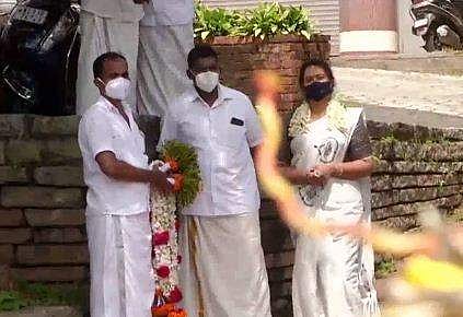 റോഡില്‍ വച്ച് നടന്ന പ്രതീകാത്മക വിവാഹം /ടെലിവിഷന്‍ ചിത്രം