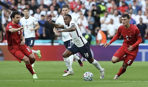 ഡെന്‍മാര്‍ക്കിനെതിരെ റഹീം സ്റ്റെര്‍ലിങ്ങിന്റെ മുന്നേറ്റം/ഫോട്ടോ: ട്വിറ്റര്‍