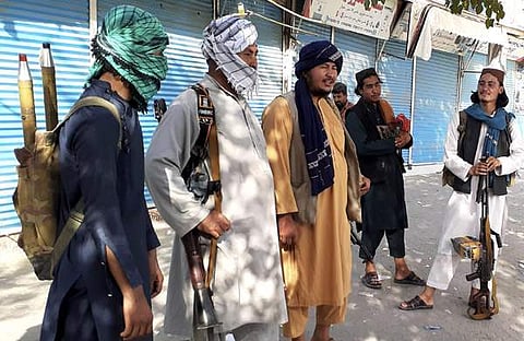 താലിബാന്‍ പിടിച്ചടക്കിയ കുണ്ടൂസ് നഗരത്തില്‍ തോക്കുകളുമായി റോഡില്‍ കാവല്‍ നില്‍ക്കുന്നവര്‍/എപി