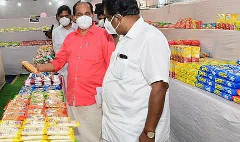 ഓണം ഫെയറില്‍ മന്ത്രിമാരായ ജി ആര്‍ അനിലും ആന്റണി രാജുവും / ഫെയ്‌സ്ബുക്ക് ചിത്രം