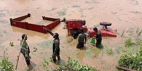 അപകട സ്ഥലത്ത് രക്ഷാപ്രവര്‍ത്തനം നടത്തുന്ന സൈനികര്‍/എക്‌സ്പ്രസ് ഫോട്ടോ