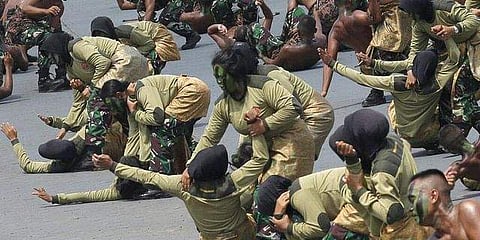 ഇന്തോനേഷ്യന്‍ ആര്‍മിയുടെ വാര്‍ഷിക ദിനത്തില്‍ വനിതാ സൈനികര്‍ ആയോധന കലയിലെ പ്രാവീണ്യം പ്രദര്‍ശിപ്പിക്കുമ്പോള്‍, എപി ചിത്രം