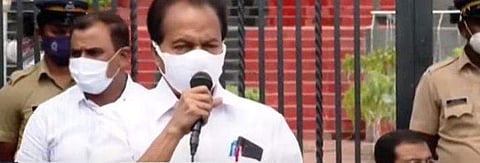 പി ടി തോമസ് പ്രതീകാത്മക അടിയന്തര പ്രമേയം അവതരിപ്പിക്കുന്നു/ടെലിവിഷന്‍ ദൃശ്യം