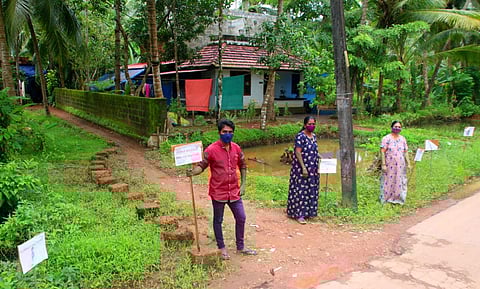തോട് മണ്ണിട്ട് നികത്തിയതിനെതിരെ പ്രതിഷേധിക്കുന്ന കുടുംബങ്ങള്‍