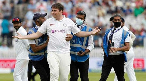 ലോര്‍ഡ്‌സ് ടെസ്റ്റിന് ഇടയില്‍ ഗ്രൗണ്ടിലെത്തിയ ആരാധകനെ സുരക്ഷ ഉദ്യോഗസ്ഥര്‍ മാറ്റുന്നു/ഫോട്ടോ: ട്വിറ്റര്‍