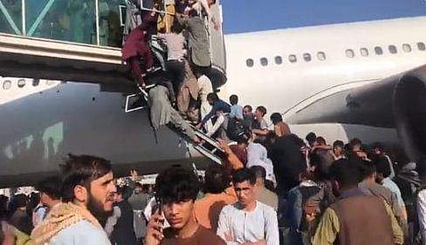വിമാനത്തിൽ കയറിപ്പറ്റാനുള്ള ജനങ്ങളുടെ തിരക്ക് / ട്വിറ്റർ ചിത്രം
