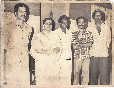 ദേവരാജൻ, മാധുരി, ടിജി രവി, ജികെ പള്ളത്ത് എന്നിവർക്കൊപ്പം ​ഗോപാലകൃഷ്ണൻ (ഇടത്ത്)