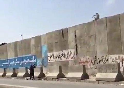 വിമാനത്താവളത്തിലേക്ക് മതില്‍ ചാടി കയറാന്‍ ശ്രമിക്കുന്ന അഫ്ഗാന്‍ പൗരന് നേരെ താലിബാന്‍ നിറയൊഴിക്കുന്നു, ആസ്‌വക ന്യൂസ് ഏജന്‍സി ദൃശ്യം