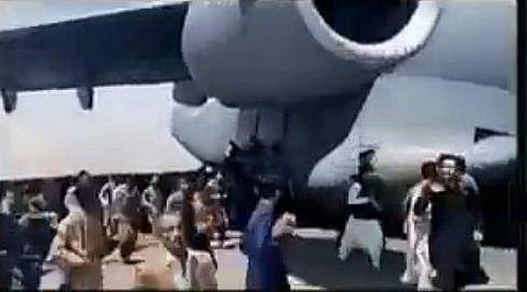 പറന്നുയരുന്ന അമേരിക്കന്‍ വ്യോമസേന വിമാനത്തില്‍ തൂങ്ങിപ്പിടിച്ച് കയറാന്‍ ശ്രമിക്കുന്ന അഫ്ഗാന്‍ പൗരന്മാര്‍- ട്വിറ്റര്‍ ദൃശ്യം