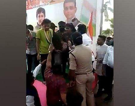 യുവതിയെ സ്റ്റേജില്‍ നിന്നും ഇറക്കിവിടുന്ന വിഡിയോ ദൃശ്യം