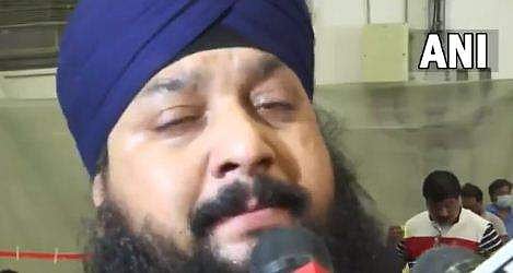 അഫ്ഗാന്‍ എംപി നരേന്ദ്രര്‍ സിങ് ഖല്‍സ മാധ്യമങ്ങള്‍ക്ക് മുന്നില്‍ പൊട്ടിക്കരയുന്നു, എഎന്‍ഐ