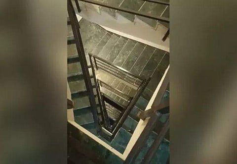 ഫ്‌ലാറ്റിലെ കോണിപ്പടിയുടെ ദൃശ്യം