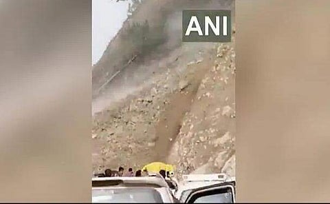 കൂറ്റന്‍ മലയിടിഞ്ഞ് വീഴുന്നതിന്റെ ദൃശ്യങ്ങള്‍