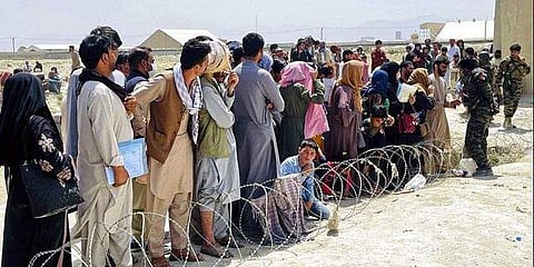 കാബൂള്‍ വിമാനത്താവളത്തിന് പുറത്ത് നൂറ് കണക്കിന് ആളുകള്‍ തടിച്ചുകൂടി നില്‍ക്കുന്നു, എപി ചിത്രം