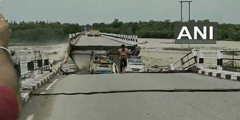 കനത്ത മഴയില്‍ പാലം തകര്‍ന്നതിന്റെ വീഡിയോ ദൃശ്യം