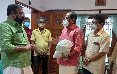 മന്ത്രി മണിയന്‍പിള്ള രാജുവിന്റെ വീട്ടിലെത്തി ഓണക്കിറ്റ് നല്‍കുന്നു