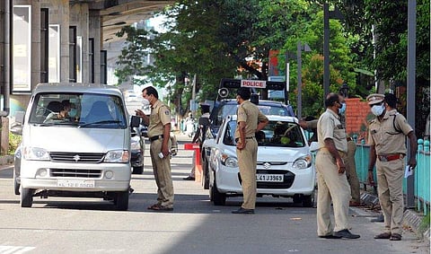 പൊലീസ് പരിശോധന / ചിത്രം : എ സനേഷ്