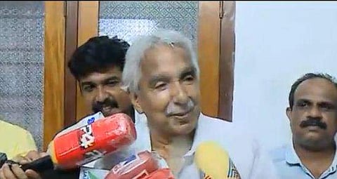 ഉമ്മന്‍ ചാണ്ടി മാധ്യമങ്ങളോടു സംസാരിക്കുന്നു/ടെലിവിഷന്‍ ചിത്രം