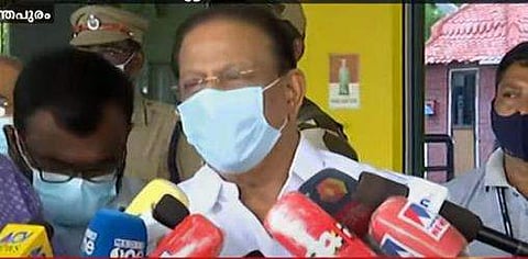 കെ സുധാകരന്‍ മാധ്യമങ്ങളോടു സംസാരിക്കുന്നു/ടിവി ചിത്രം