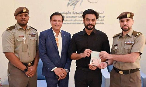 ടൊവിനോ തോമസ് ​ഗോൾഡൻ വിസ സ്വീകരിക്കുന്നു/ ഫേയ്സ്ബുക്ക്