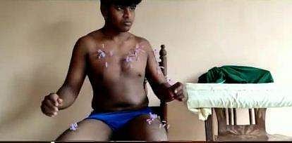 നിമിഷനേരം കൊണ്ട് ശരീരത്തില്‍ സൂചികള്‍  കുത്തിയിറക്കി റെക്കോര്‍ഡിട്ട ജലേഷ്