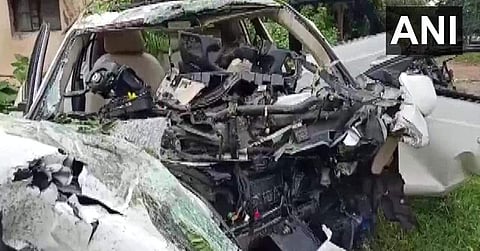 നിയന്ത്രണം വിട്ട് വൈദ്യുതി പോസ്റ്റിലിടിച്ച് തകര്‍ന്ന കാര്‍, എഎന്‍ഐ