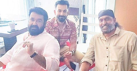 ബാബു ആന്റണി മോഹൻലാലിനും പൃഥ്വിരാജിനുമൊപ്പം/ ഫേയ്സ്ബുക്ക്