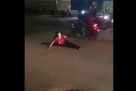 പുനെയിലെ തിരക്കുള്ള റോഡില്‍ ഇരുന്ന് ഗതാഗത തടസം സൃഷ്ടിച്ച യുവതി