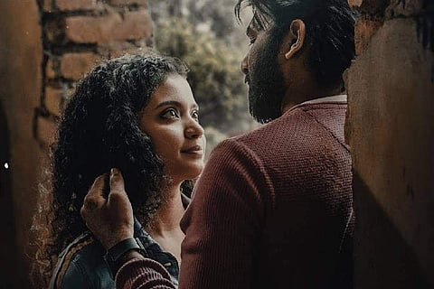 സാറാസിൽ അന്ന ബെന്നും സണ്ണി വെയ്നും