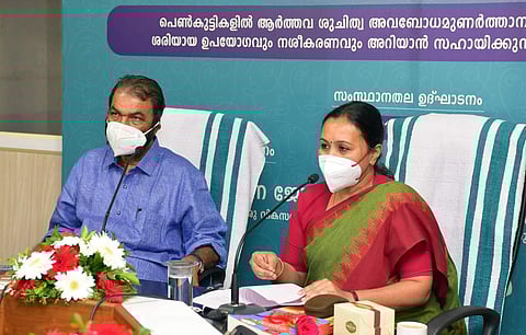 ആര്‍ത്തവ ശുചിത്വ പരിപാലന പദ്ധതി ഉദ്ഘാടന വേളയില്‍ മന്ത്രിമാരായ വി ശിവന്‍കുട്ടി, വീണ ജോര്‍ജ് എന്നിവര്‍