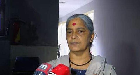 ആനി രാജ മാധ്യമങ്ങളോടു സംസാരിക്കുന്നു/ടിവി ചിത്രം